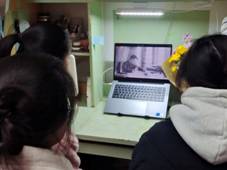 团支部组织学生观看《纪念毛泽东同志诞辰130周年》2.jpg